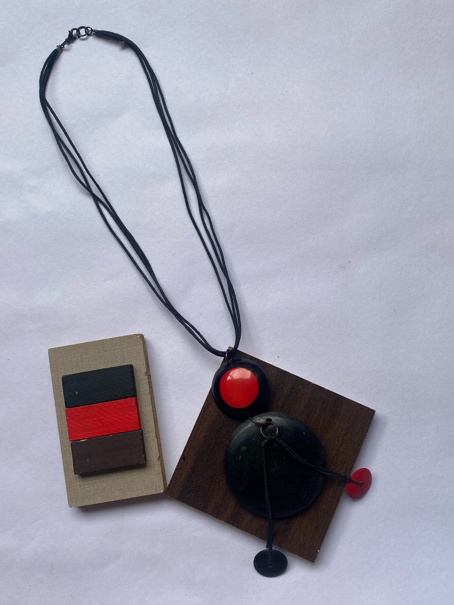 Geometric Wooden & Resin Pendant Necklace – Black & Red