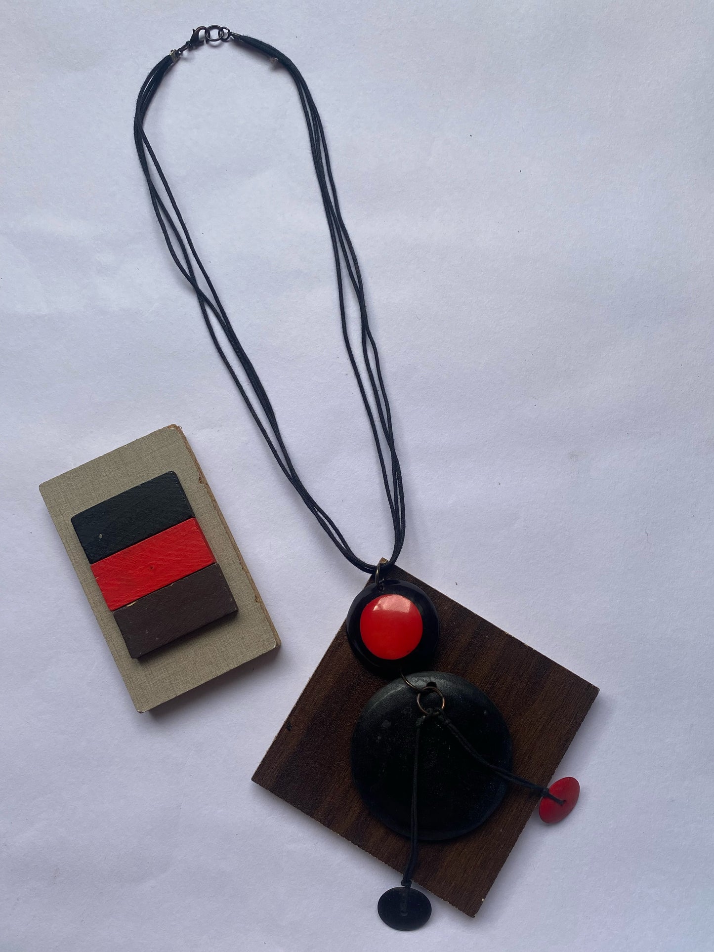 Geometric Wooden & Resin Pendant Necklace – Black & Red