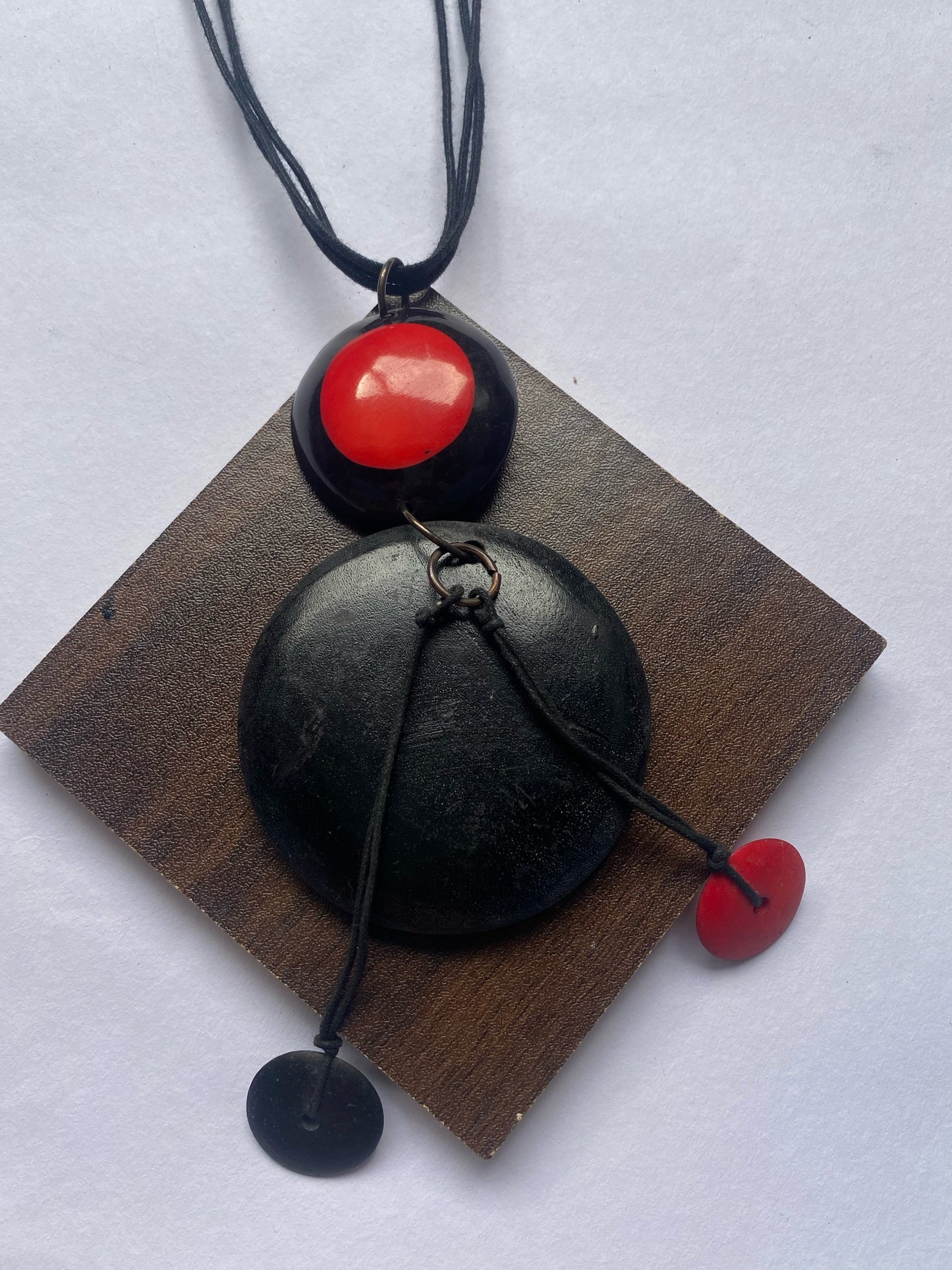 Geometric Wooden & Resin Pendant Necklace – Black & Red