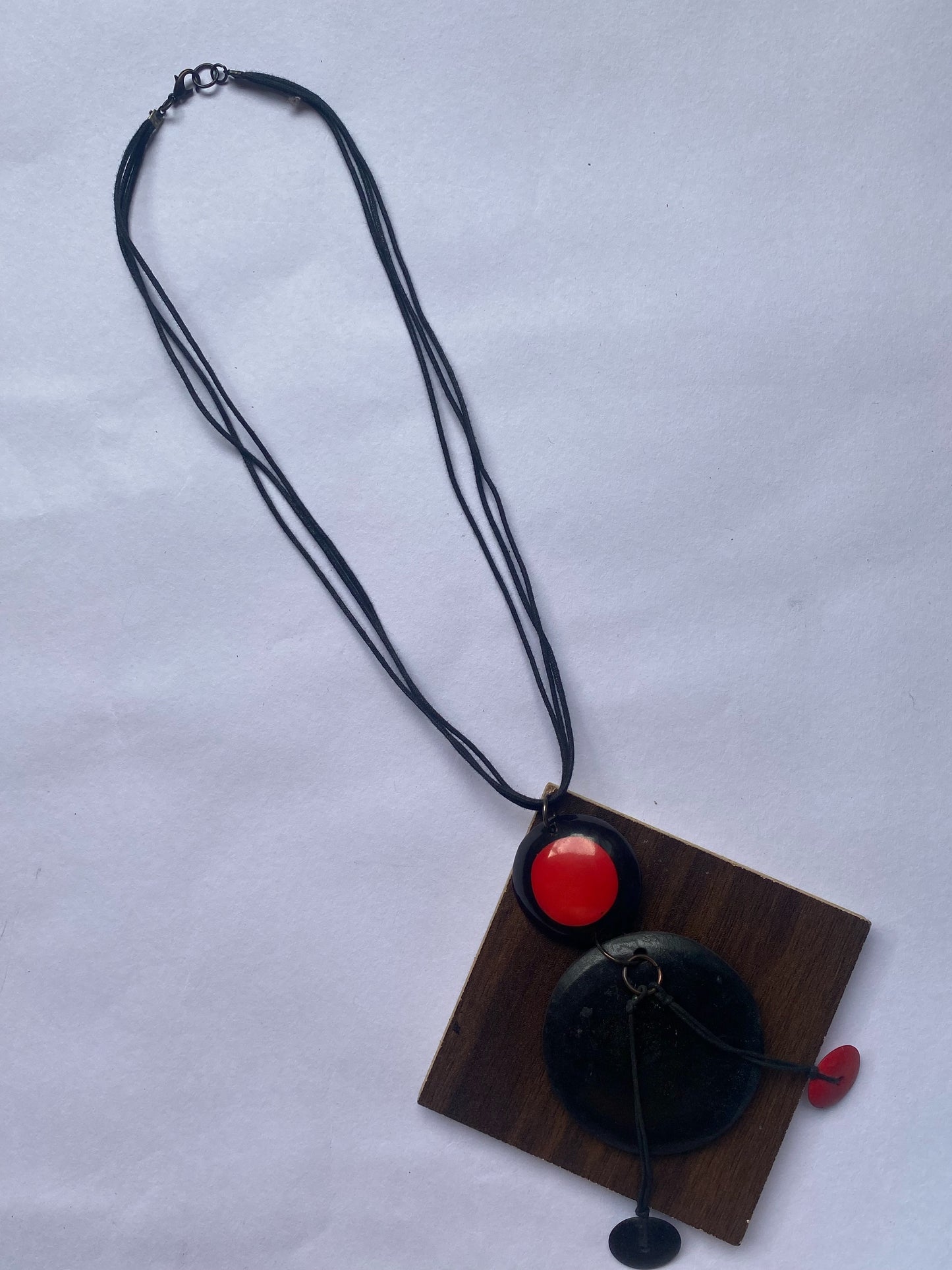 Geometric Wooden & Resin Pendant Necklace – Black & Red