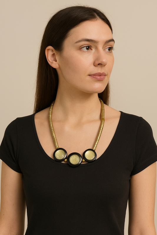 Elegant Metallic Shell Pendant Necklace